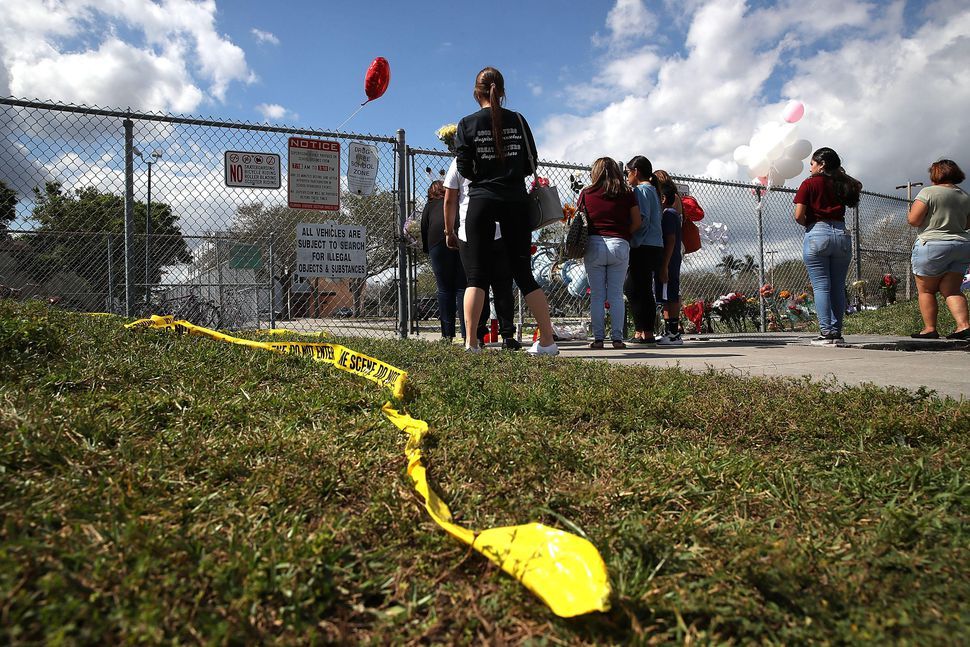 17人が亡くなったマージョリー・ストーンマン・ダグラス高校の前に集まった人々